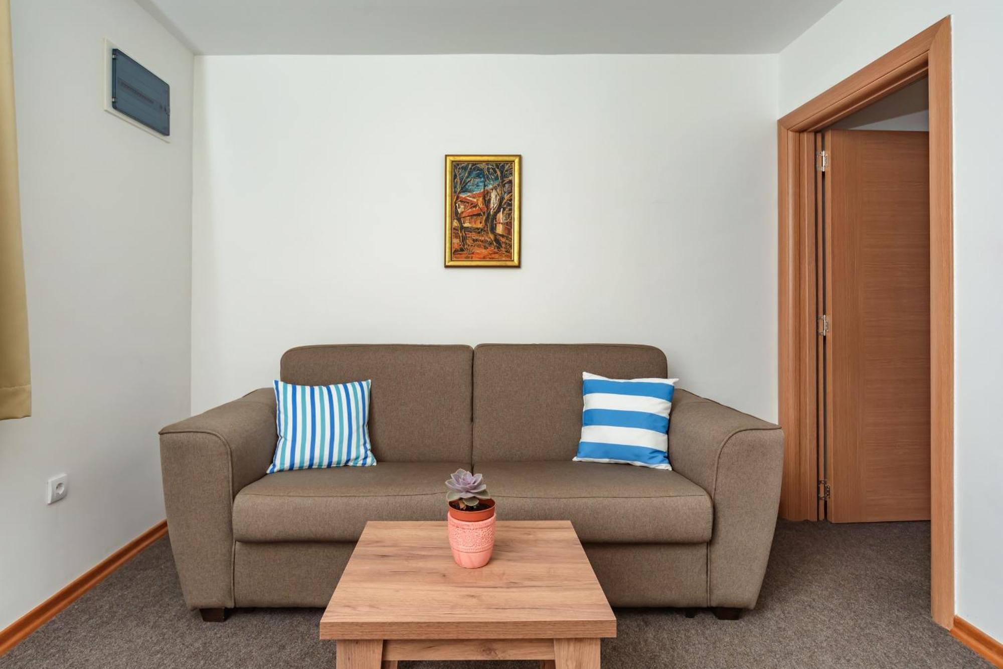 Mika'S Seaview Apartments Bar Room photo