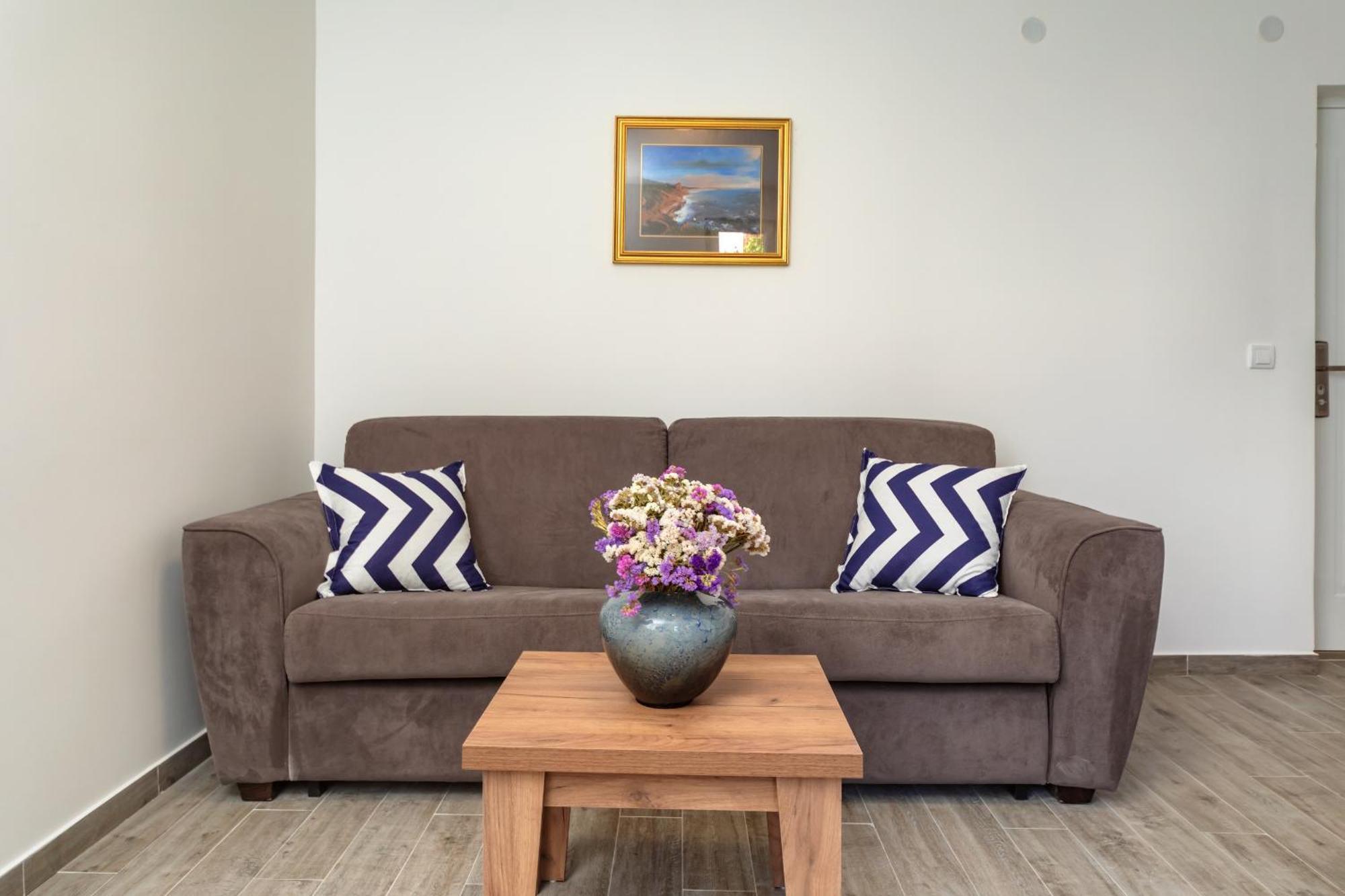 Mika'S Seaview Apartments Bar Room photo