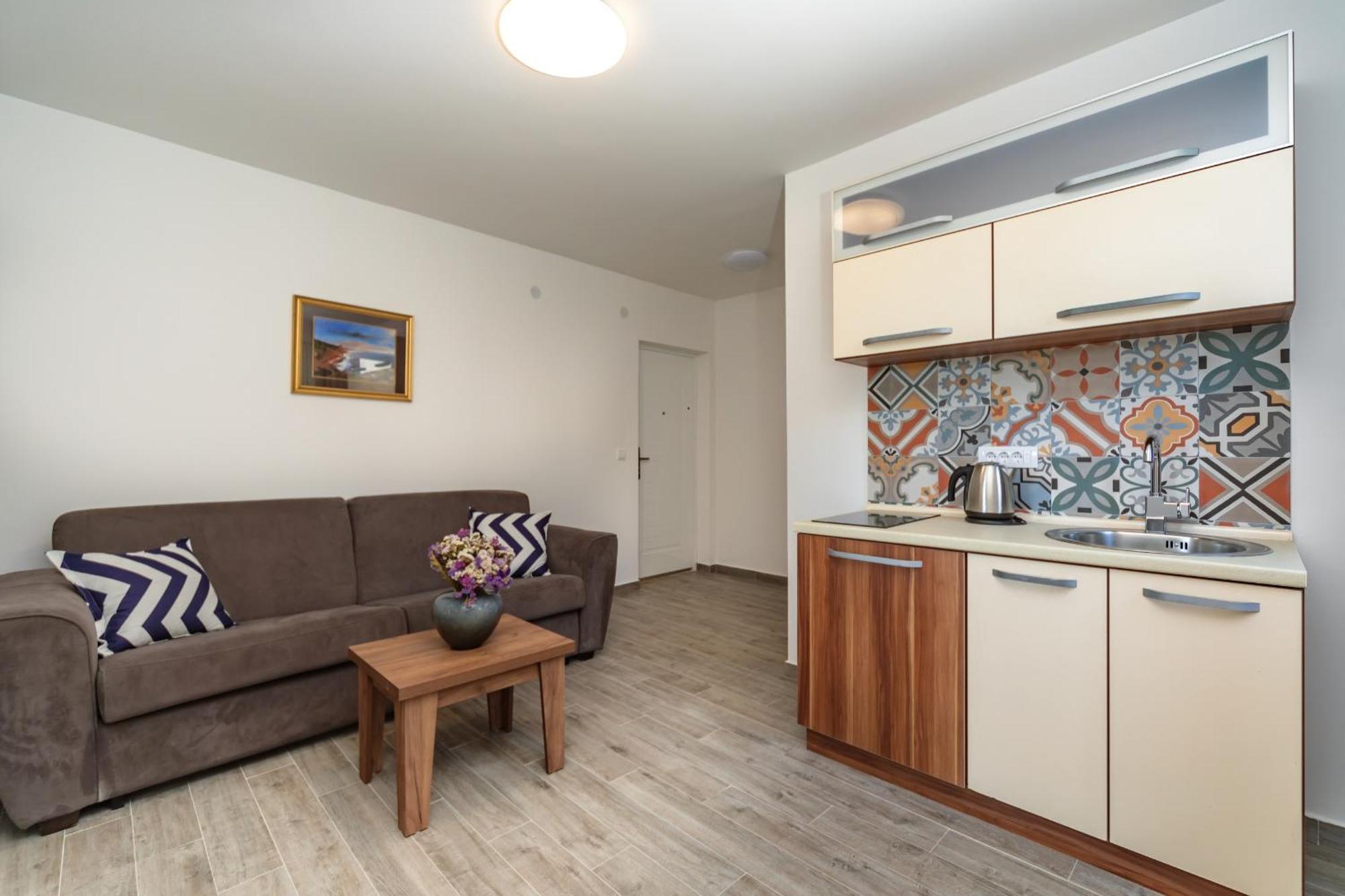 Mika'S Seaview Apartments Bar Room photo